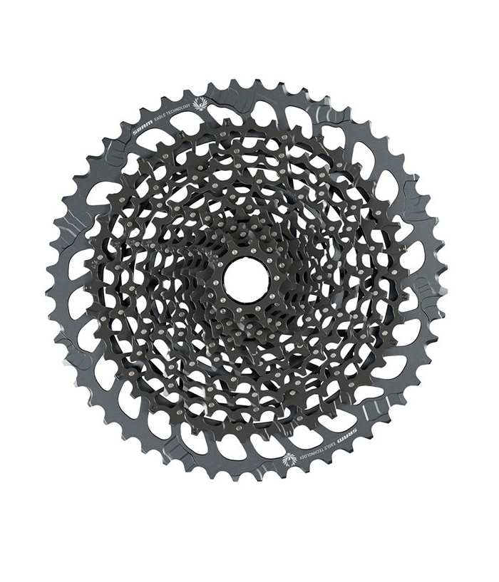 Sram-xg-kassett.png En närbild av en svart cykelkassett med flera kedjehjul av varierande storlek som är placerade i ett koncentriskt cirkelmönster.