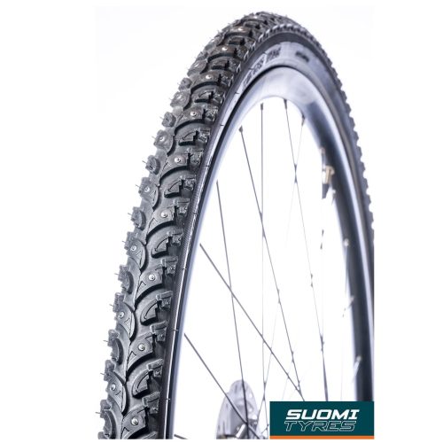 Närbild av ett cykeldäck med metalldubbar på slitbanan. Däcket är monterat på en fälg. Suomi Tyres logotyp syns i det nedre högra hörnet.