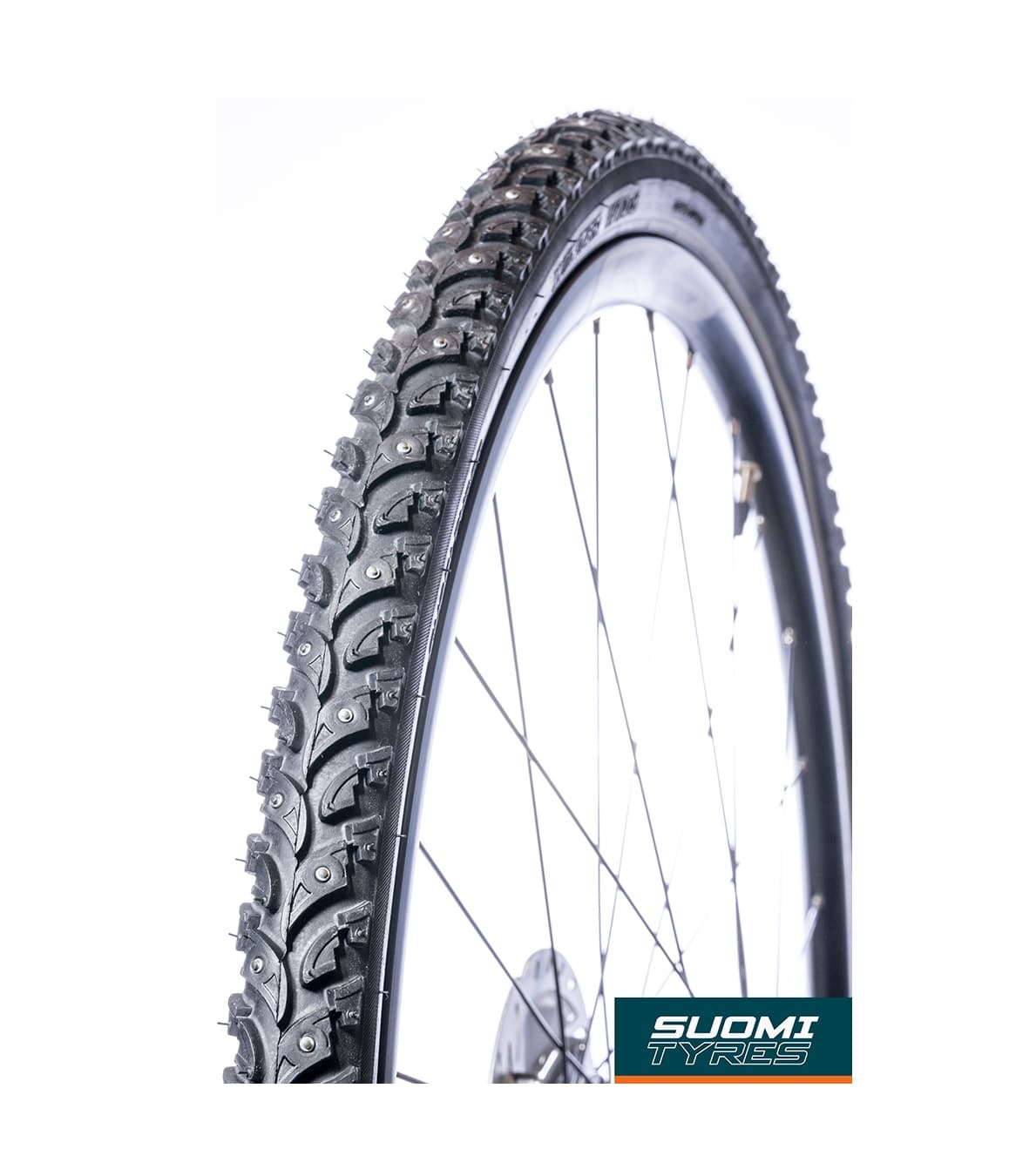 Suomi-W106-622.jpg Närbild av ett cykeldäck med metalldubbar på slitbanan. Däcket är monterat på en fälg. Suomi Tyres logotyp syns i det nedre högra hörnet.