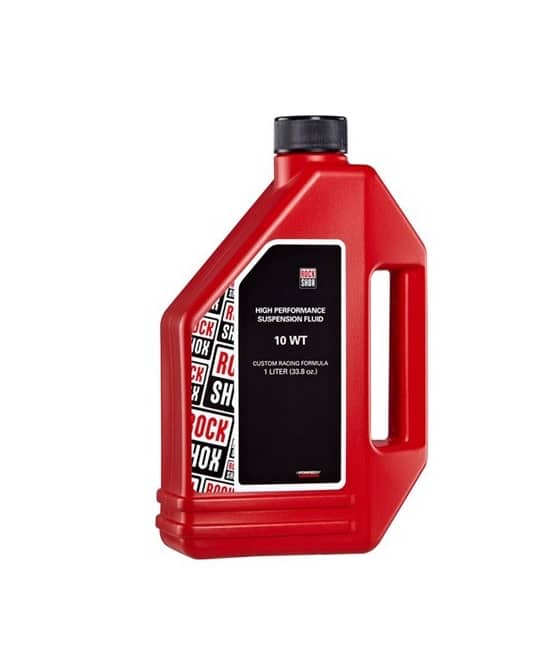 Suspension-oil-10-WT-1-litre.jpg En röd 1-liters plastflaska med RockShox High Performance Suspension Fluid 10 WT med svart lock och en svart, röd och vit etikett. Flaskan har ett inbyggt handtag.