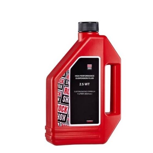 En röd 1-liters plastflaska märkt "High Performance Suspension Fluid 2.5 WT" med svart lock och ett handtag på sidan, avsedd för användning i anpassade racingformler.