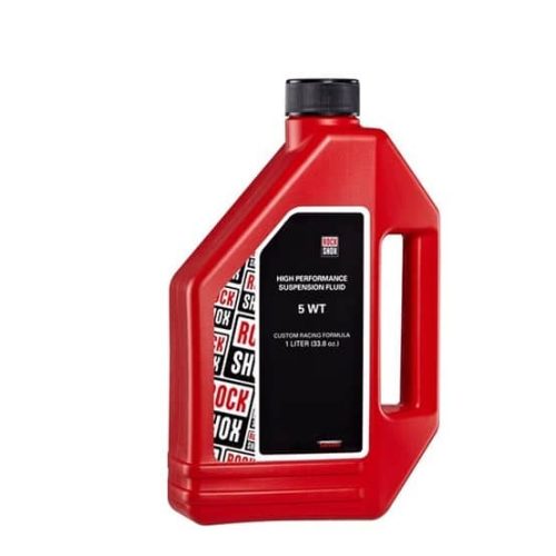 En röd 1-litersbehållare med RockShox High Performance Suspension Fluid med svart lock och handtag, med en svartvit etikett och diagonal varumärkestext.
