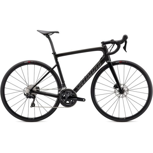 En mattsvart landsvägscykel med droppstyre, tunna däck, skivbromsar och ordet "Specialized" på ramen, mot en vit bakgrund i sidoprofil.