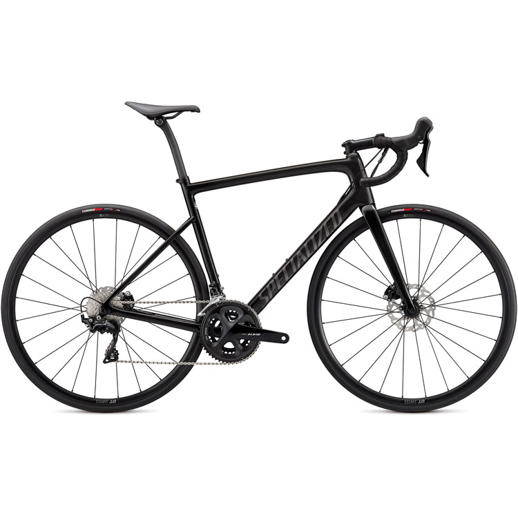 TarmacSL6sport.jpg En mattsvart landsvägscykel med droppstyre, tunna däck, skivbromsar och ordet "Specialized" på ramen, mot en vit bakgrund i sidoprofil.