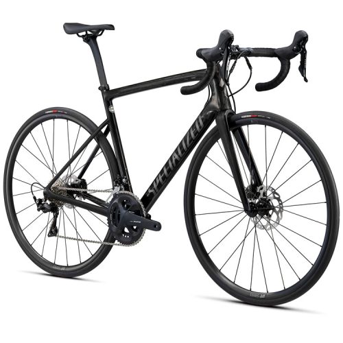 En svart Specialized landsvägscykel med droppstyre, tunna däck, skivbromsar och en lättviktsram, fotograferad mot en vit bakgrund i en liten vinkel bakifrån.
