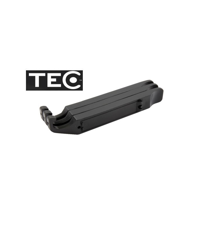 Tec-dackavtagare-3-pack.png En svart tillbehörsdel i metall visas på en vit bakgrund bredvid en svartvit TEC-logotyp. Delen har spår och en indragen del, som ser ut att vara en monterings- eller anslutningsdel.