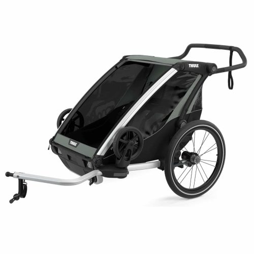 En svart och grå Thule-cykelkärra med genomskinligt lock, två stora bakhjul, två små framhjul, ett styre och en fästarm för att koppla till en cykel.