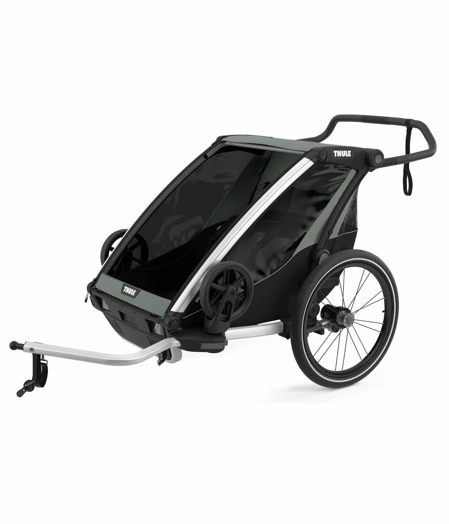Thule-Chariot-Lite-2.jpg En svart och grå Thule-cykelkärra med genomskinligt lock, två stora bakhjul, två små framhjul, ett styre och en fästarm för att koppla till en cykel.
