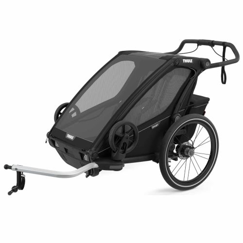 En svart Thule cykelkärra och barnvagn för barn, med en frontkåpa i mesh, två hjul baktill, ett litet hjul framtill och ett styre baktill för att skjuta på.