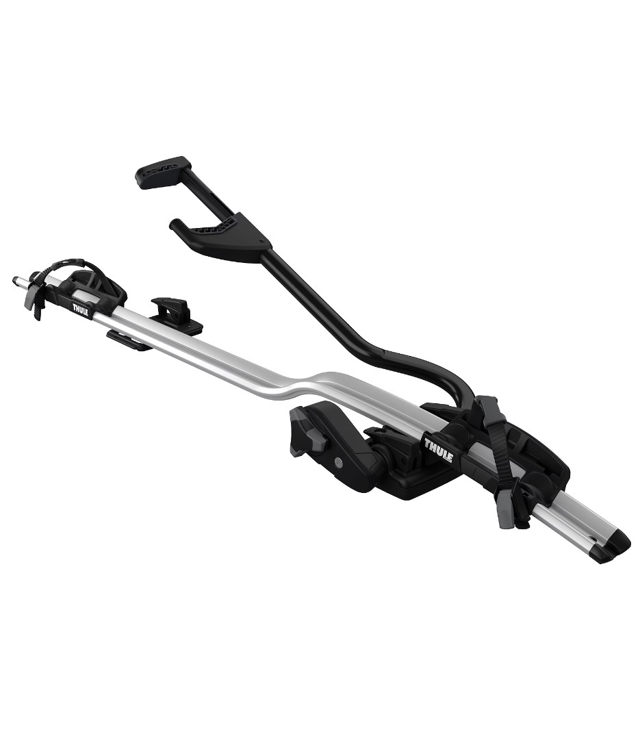 Thule-proride.jpg Ett silverfärgat och svart Thule-fäste för upprätt cykelhållare, utformat för att fästa cyklar på fordonets tak, med en justerbar arm, hjulremmar och monteringsbeslag.