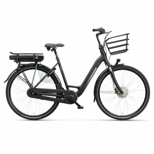 En svart elektrisk cykel med framkorg, bakre batteripaket och upprätt styre, visad i profil mot en vit bakgrund.