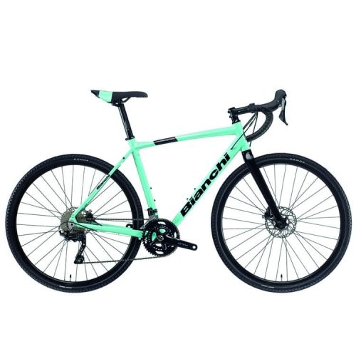 En ljusgrön Bianchi gravelcykel med svart styre, svart sadel och svarta hjul, fotograferad i profil mot en vit bakgrund. Cykeln har skivbromsar och droppstyren.