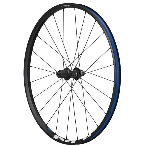 Ett svart cykelbakhjul med en blå accentremsa längs fälgen, med svarta ekrar, ett centralt nav och vitt varumärke på den nedre fälgen, fotograferat mot en vit bakgrund.