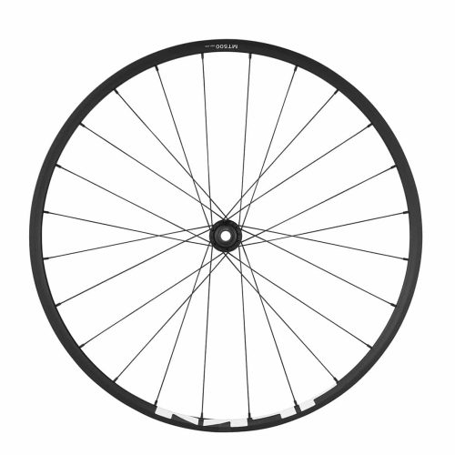 Ett svart cykelhjul med tunna metallekrar och ett centralt nav, sett från sidan mot en vit bakgrund.
