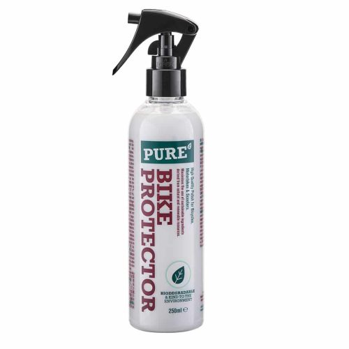 En 250 ml sprayflaska med PURE Bike Protector med svart munstycke, vit etikett och grön och rödbrun text. Etiketten innehåller produktinformation och ett påstående om hydrofobiskt skydd.