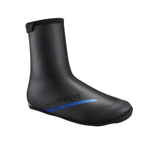 En enda svart Shimano cykelöversko med blå accent och varumärke, tillverkad av ett slätt, vattentätt material, utformad för att täcka och skydda en cykelsko.