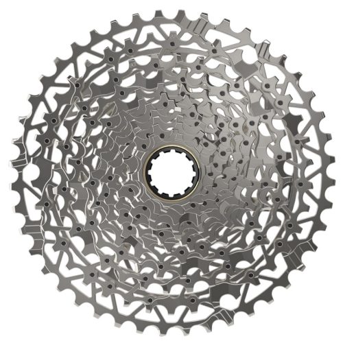 En närbild, uppifrån och ned, av en cykelkassett med flera silverfärgade kugghjul som är placerade koncentriskt runt ett centralt monteringshål.