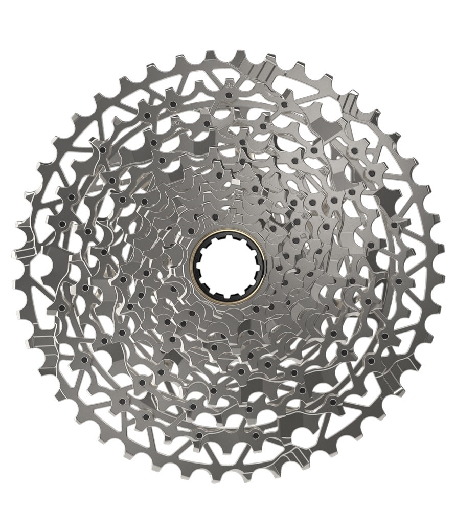 XG-1251-XPLR-Kassett.jpg En närbild, uppifrån och ned, av en cykelkassett med flera silverfärgade kugghjul som är placerade koncentriskt runt ett centralt monteringshål.