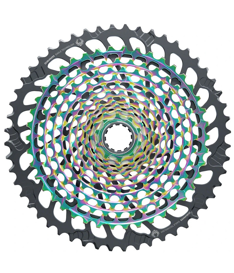 XG-1299-Eagle-Rain.jpg En närbild av en cykelkassett med flera kugghjul i ett cirkulärt mönster, med en iriserande, regnbågsliknande beläggning på de centrala kugghjulen.