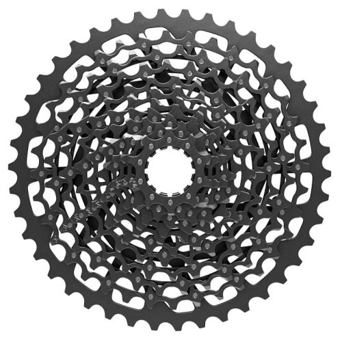 Närbild av en svart cykelkassett med flera kedjehjul som är placerade koncentriskt, med de detaljerade kuggarna och det centrala monteringshålet.