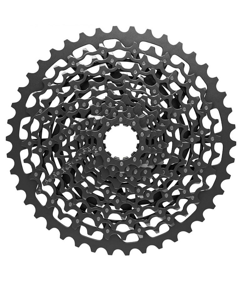 XG1150-Kassett.jpg Närbild av en svart cykelkassett med flera kedjehjul som är placerade koncentriskt, med de detaljerade kuggarna och det centrala monteringshålet.