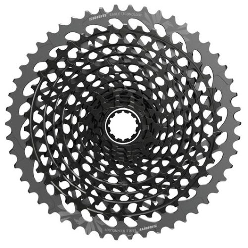En närbild av en svart SRAM Eagle cykelkassett med flera växlar i ett cirkulärt mönster, utformad för en drivlina för mountainbike.