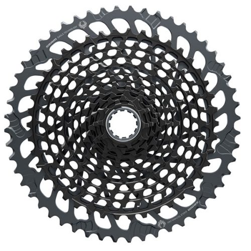 Närbild av en svart cykelkassett med flera kugghjul i ett cirkelmönster, med invecklade utskärningar och tänder på varje kugghjul.