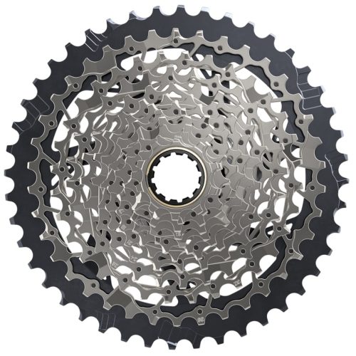 Närbild av en cykelkassett av metall med flera kugghjul i ett cirkulärt mönster, med intrikata utskärningar och kuggar av varierande storlek.