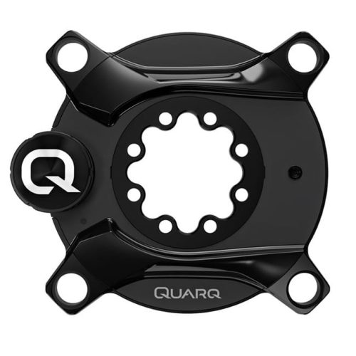 En svart Quarq cykeleffektmätarspindel med fyra bulthål och ett centralt fästmönster för kedjehjul, sedd uppifrån, med Quarq-logotypen och ett runt lock på vänster sida.