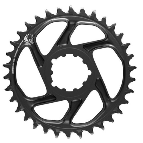 En svart cykelkedjekrans med smala och breda tänder, åtta stora utskärningar och ett centralt monteringshål, sedd uppifrån mot en vit bakgrund.