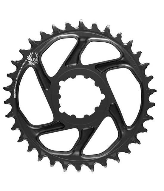 Xsync-2-SL-eagle-Sram-of6.jpg En svart cykelkedjekrans med smala och breda tänder, åtta stora utskärningar och ett centralt monteringshål, sedd uppifrån mot en vit bakgrund.