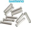 Tio silverfärgade Shimano-kabeländstycken är utspridda på en vit bakgrund, med den blå Shimano-logotypen högst upp i bilden.