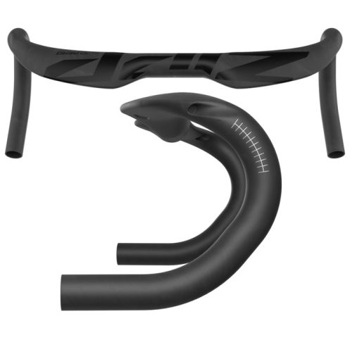 Svart kolfiberstyre för landsvägscyklar, sett uppifrån och från sidan, med bland annat aerodynamisk formgivning, ergonomiska kurvor och mätmarkeringar på dropparna.