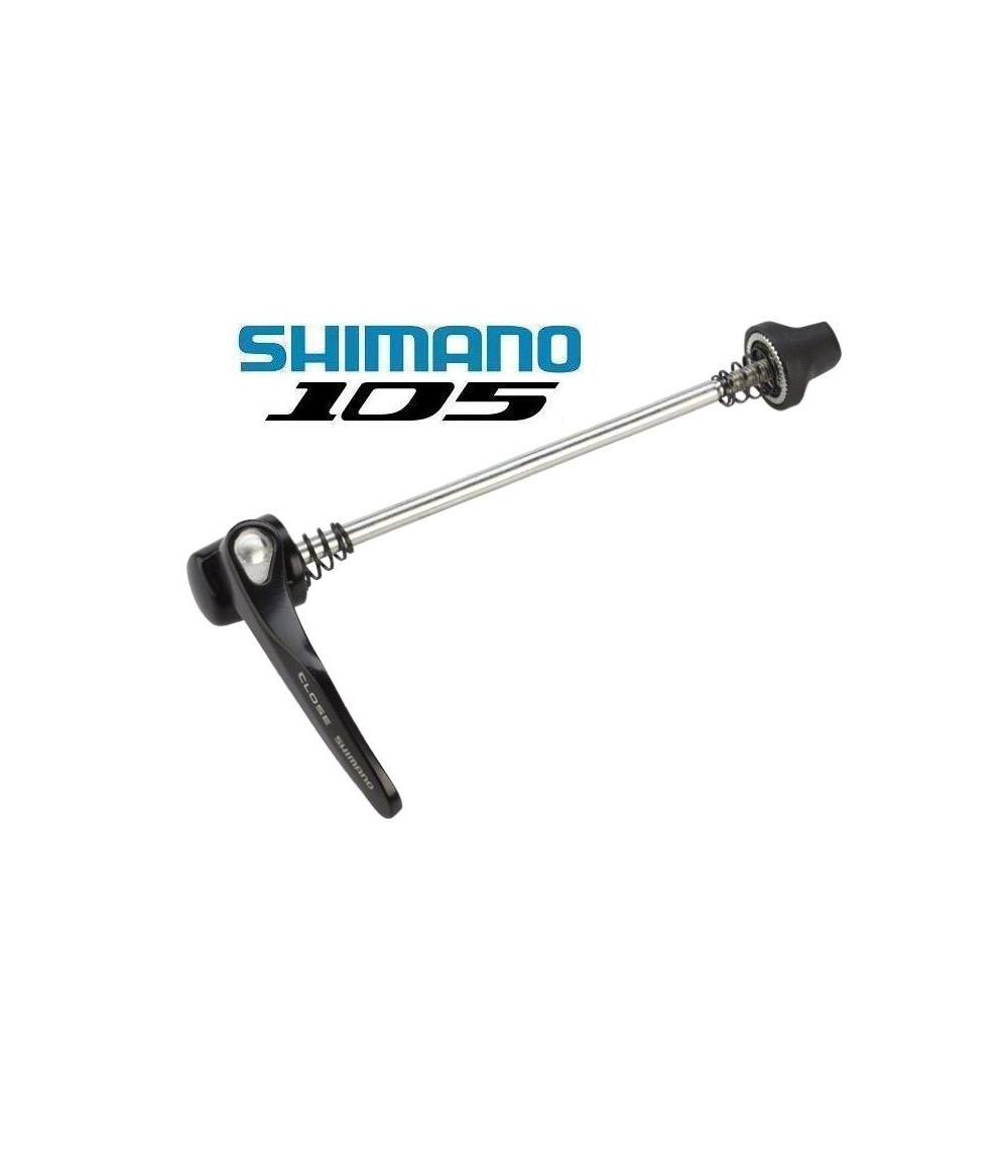 axel-shimano-105-fh-5800-quick-release-bak.png En Shimano 105 snabbkoppling för cyklar visas horisontellt med Shimano 105-logotypen ovanför. Spettet har en svart spak och ett ändlock på motsatta sidor.