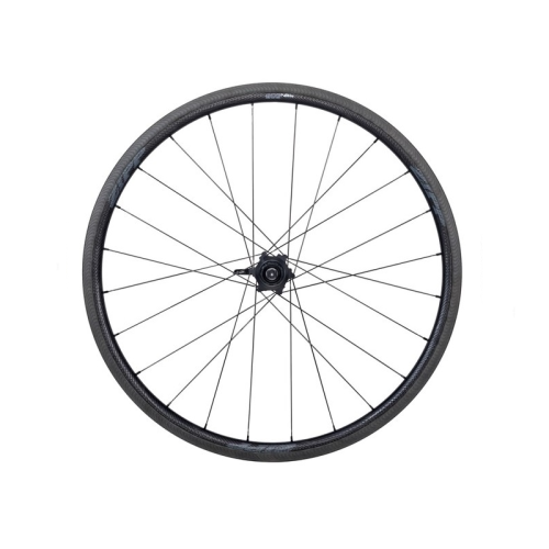 Ett svart cykelhjul med en fälg av kolfiber och tunna ekrar av metall, mot en vit bakgrund. Det centrala navet är synligt och hjulet är upprätt och obehindrat.