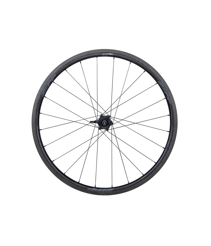 bakhjul-zipp-202-nsw.png Ett svart cykelhjul med en fälg av kolfiber och tunna ekrar av metall, mot en vit bakgrund. Det centrala navet är synligt och hjulet är upprätt och obehindrat.
