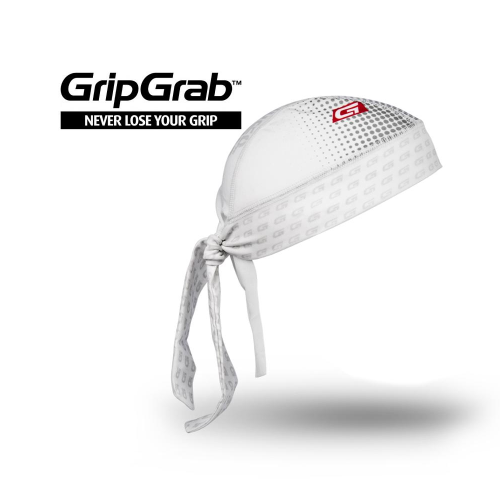 En vit GripGrab-cykelbandana med ett subtilt mönster, ventilationshål på ovansidan och en röd GripGrab-logotyp; visas på en vit bakgrund med GripGrab-logotypen och sloganen "Never lose your grip" ovanför den.