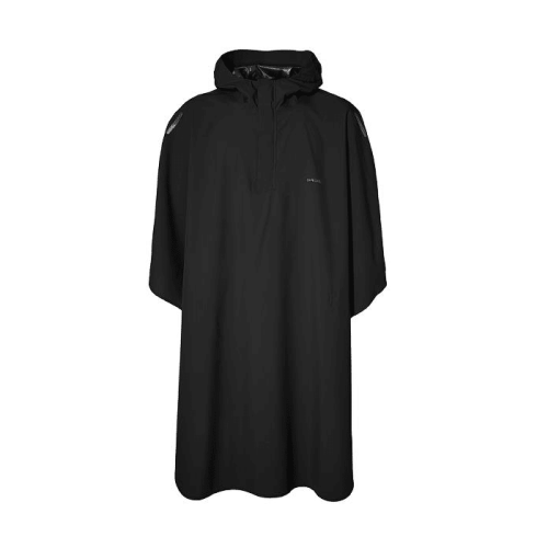 En svart regnponcho med huva, korta ärmar och dragkedja framtill på bröstet, mot en vit bakgrund.