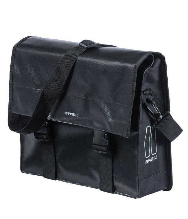 basil-urban-load-messenger-bag-15-17l-svart.jpg En svart rektangulär messengerväska med klaffstängning, justerbar axelrem och två spännen. Varumärket "Basil" är tryckt på framsidan och sidan. Väskan ser ut att vara tillverkad i ett slitstarkt, vattenavvisande material.