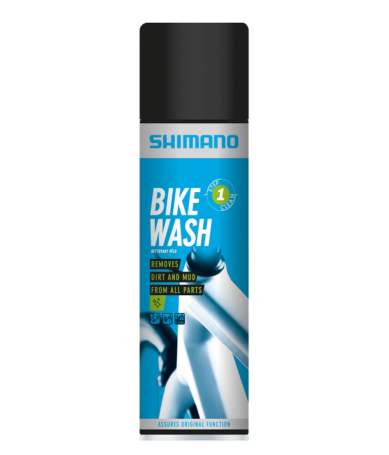 bike-wash-shimano.png En burk Shimano Bike Wash med en blå och svart etikett med text som anger att den tar bort smuts och lera från alla delar och säkerställer originalfunktionen. Burken har vit och blå cykelgrafik.