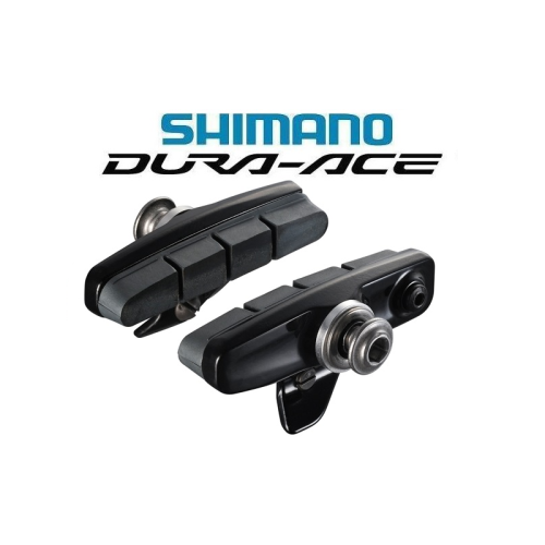 Två svarta Shimano Dura-Ace cykelbromsbelägg med metallhårdvara visas framför Shimano Dura-Ace-logotypen på en vit bakgrund.