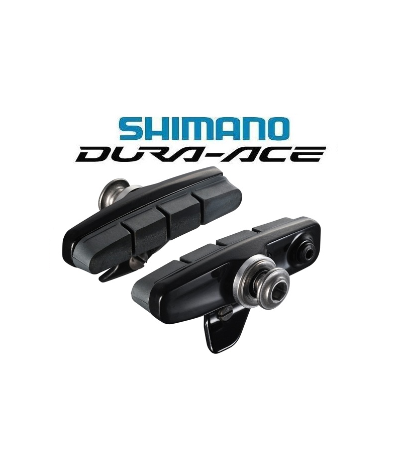 bromsbelagg-shimano-dura-ace-9000.png Två svarta Shimano Dura-Ace cykelbromsbelägg med metallhårdvara visas framför Shimano Dura-Ace-logotypen på en vit bakgrund.
