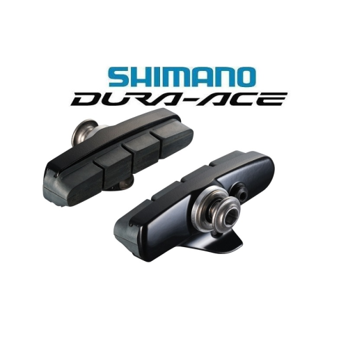 Två svarta Shimano Dura-Ace-bromsbelägg för cykel visas sida vid sida mot en vit bakgrund