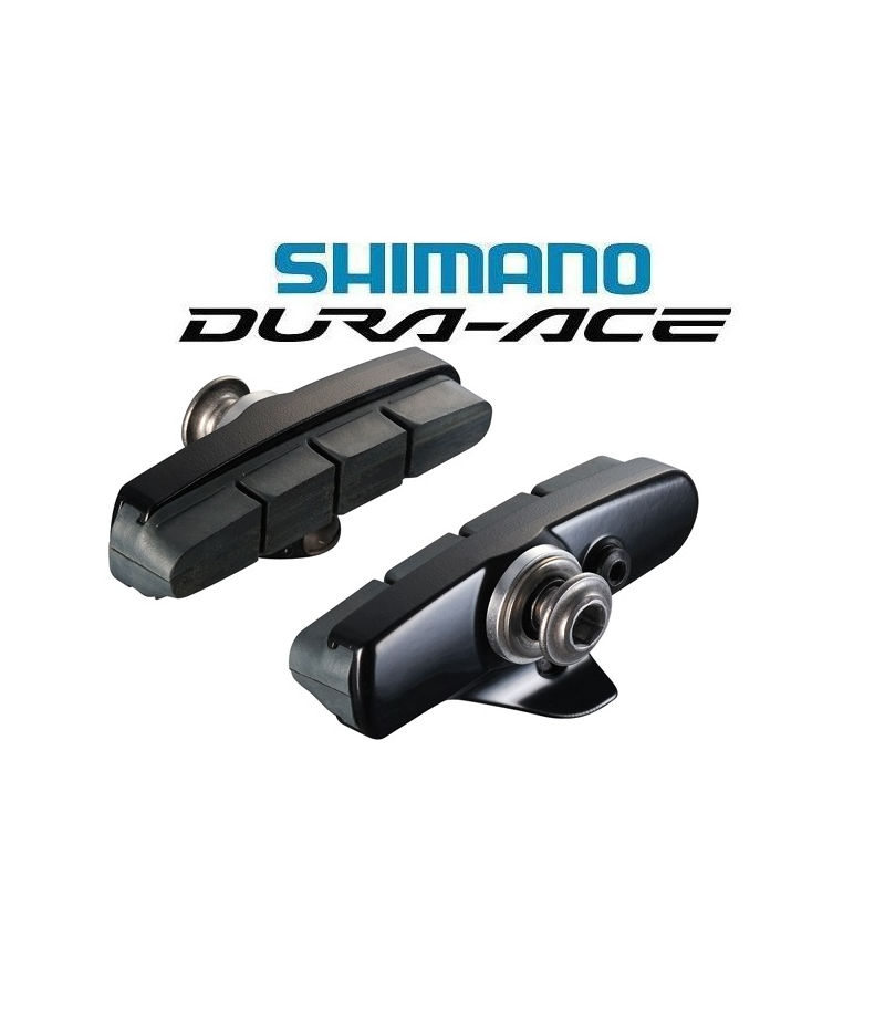 bromsbelagg-shimano-dura-ace-r9110.png Två svarta Shimano Dura-Ace-bromsbelägg för cykel visas sida vid sida mot en vit bakgrund, med Shimano Dura-Ace-logotypen ovanför dem.