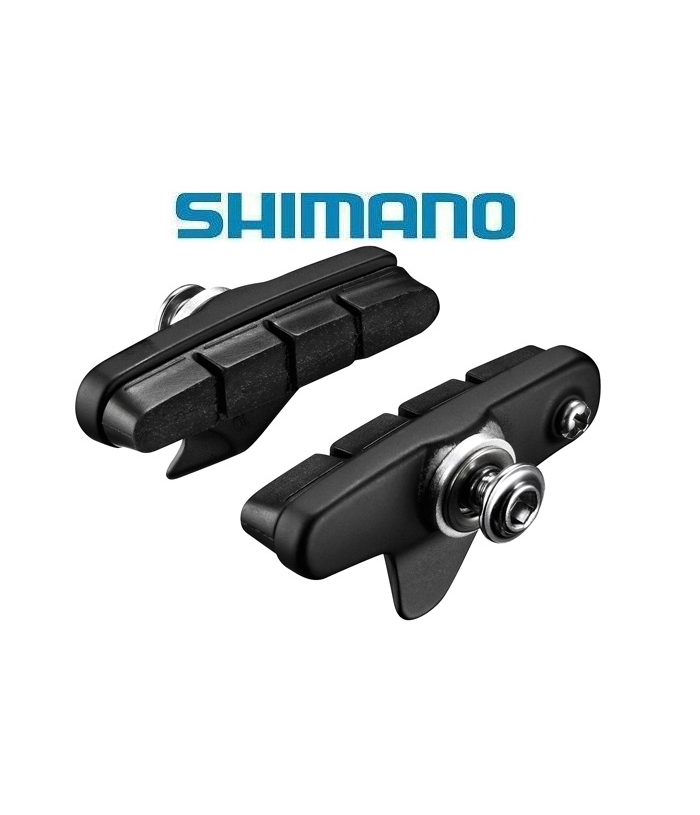 bromskloss-shimano-105-5800.png Två svarta Shimano-cykelbromsbelägg med metallhårdvara visas mot en vit bakgrund, med den blå Shimano-logotypen ovanför dem.