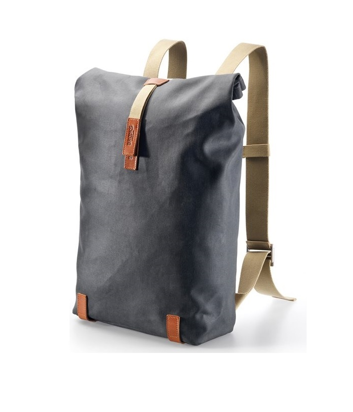 brooks.pickwick.day_.png En minimalistisk mörkgrå ryggsäck med beige justerbara remmar, spänne på ovansidan och bruna läderdetaljer i övre och nedre hörnen, stående upprätt mot en vit bakgrund.