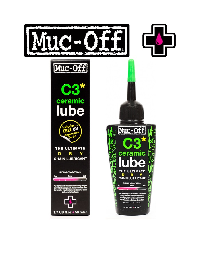 ceramic-lube-mucoff.png En flaska och en låda med Muc-Off C3 Ceramic Lube, ett torrt kedjesmörjmedel, visas. Flaskan har ett grönt munstycke och en svart etikett med gröna accenter. Lådan står upprätt med produktinformationen synlig.