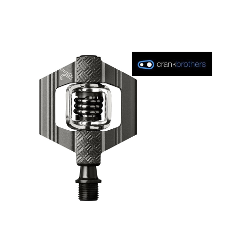 En cykelpedal från Crankbrothers med en metallisk, öppen design och en central fjädermekanism visas mot en vit bakgrund. Crankbrothers logotyp syns i det övre högra hörnet.