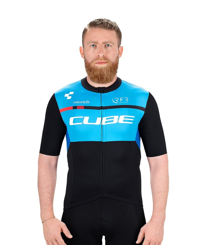 cube-teamline-kortarmad-cykeltroja.png En man med rödbrunt skägg står vänd framåt, iklädd en svartblå cykeltröja med "CUBE" skrivet över bröstet och korta ärmar. Bakgrunden är enfärgad och vit.