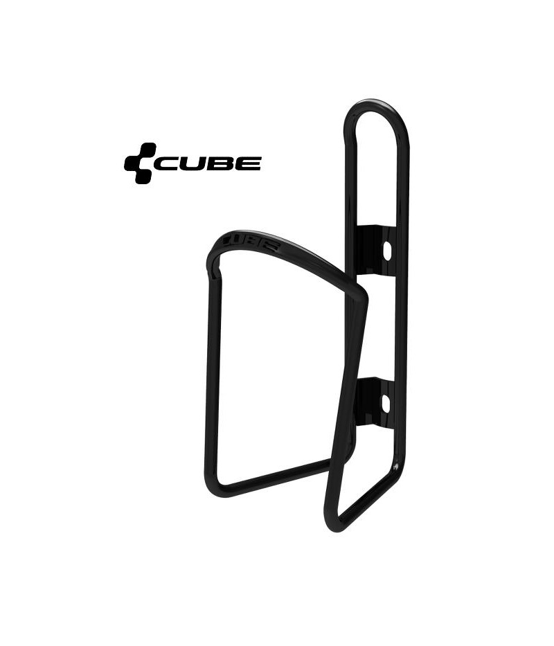 cube.flaskstall.blanksvart.png En svart vattenflaskhållare för cyklar av märket Cube visas upprätt mot en vit bakgrund, med Cube-logotypen uppe till vänster på hållaren.